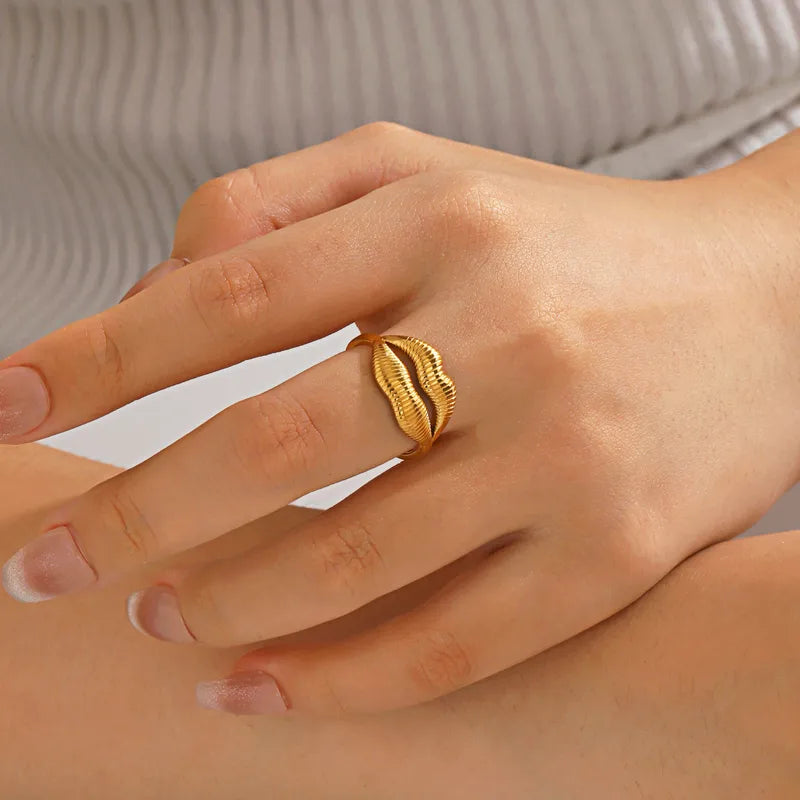 Smacking Lips Ring