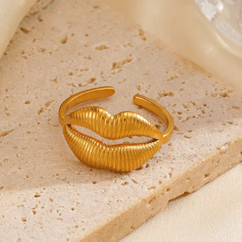 Smacking Lips Ring